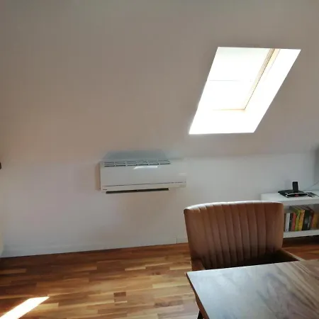 Tolles Dach-apartment Mit Balkon Und Klimaanlage