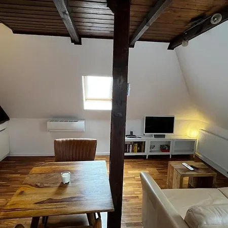 Tolles Dach-apartment Mit Balkon Und Klimaanlage 公寓