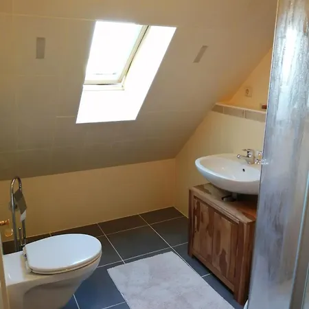 Tolles Dach-apartment Mit Balkon Und Klimaanlage