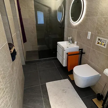 Tolles Dach-apartment Mit Balkon Und Klimaanlage