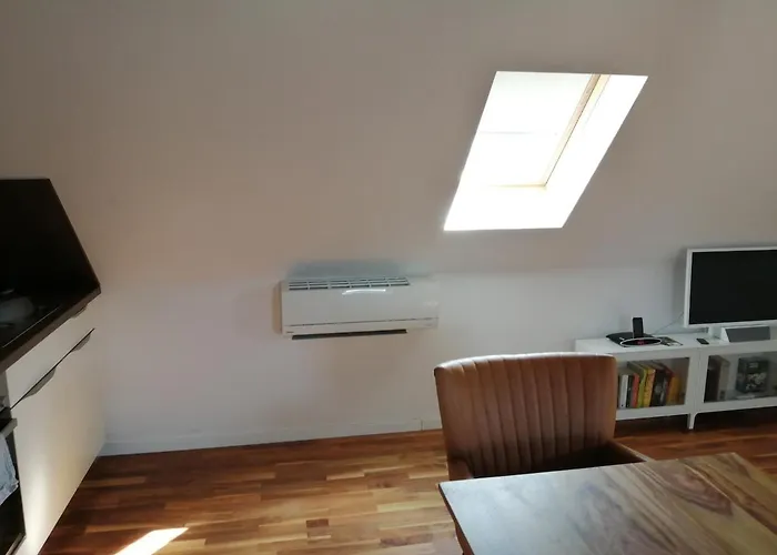 Tolles Dach-apartment Mit Balkon Und Klimaanlage
