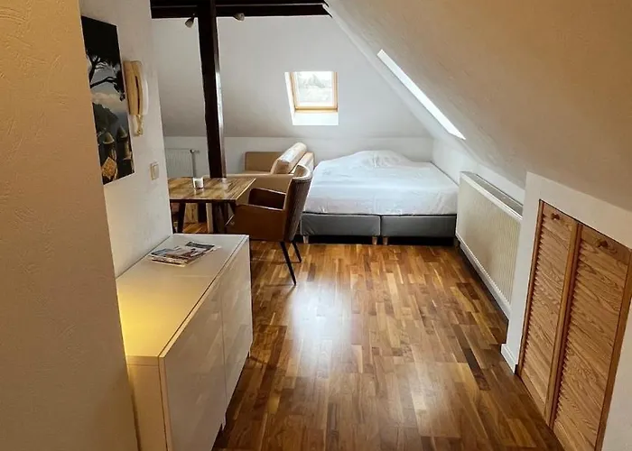 Tolles Dach-apartment Mit Balkon Und Klimaanlage