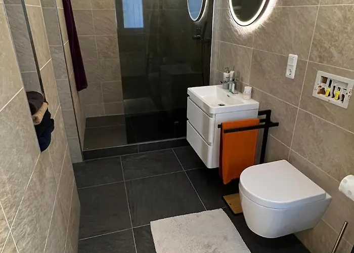 Tolles Dach-apartment Mit Balkon Und Klimaanlage